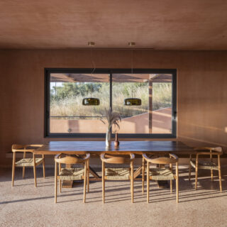 Gaia Residence: Μια κατοικία στη Λευκάδα μοιάζει να αναδύεται από τη γη