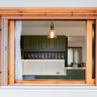 Μια «ήσυχη» ανακαίνιση σε ένα αγροτικό σπίτι των 80s στο Ελληνικό Αργολίδας