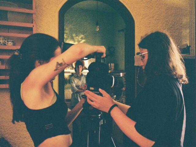 Δύο αδελφές, ένα ηφαιστειακό νησί, μια μικρή ταινία για τη μνήμη και το τραύμα