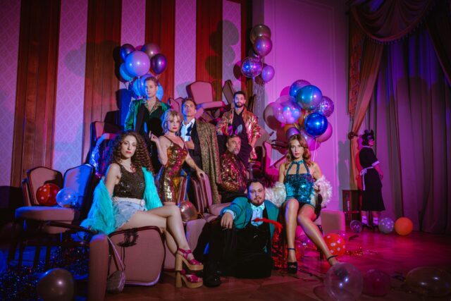 “Hotel Amour”: Το νέο μιούζικαλ των Γεράσιμου Ευαγγελάτου και Θέμη Καραμουρατίδη