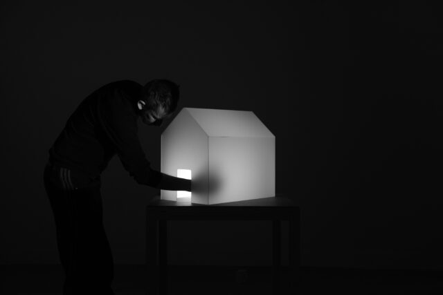 «Ένοικος»: Βίντεο εγκατάσταση του Παντελή Μάκκα στην Πειραιώς 260