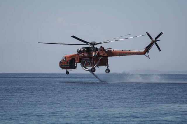 Μεγάλη φωτιά στα Κύθηρα – Απανωτές εκκενώσεις οικισμών