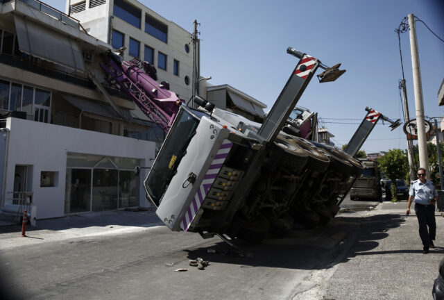 Γερανοφόρο έπεσε πάνω σε διώροφη οικία στο Περιστέρι