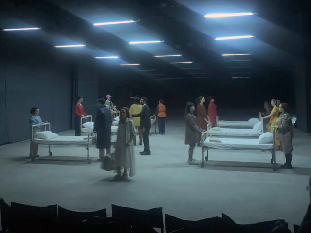 Η «Πόλη των Τυφλών» αποκαλύπτει μέσα από σκοτάδι και φως τις ρωγμές του ανθρώπινου είδους