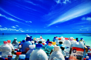 Πώς το λόμπι των πλαστικών απειλεί να τινάξει στον αέρα τη διεθνή συμφωνία για τον περιορισμό τους – και την υγεία μας