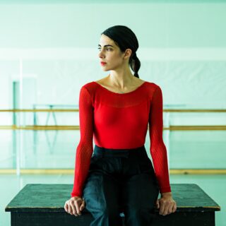 Η Εύα Γεωργιτσοπούλου στην παράσταση Friend with the Mountain συνομιλεί με την ιστορική ταυτότητα του ζεϊμπέκικου