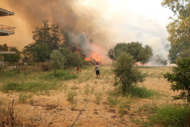 Πυρκαγιές: Δεκάδες απεγκλωβισμοί από Λιμενικό σε Χίο και Κάτω Αχαΐα