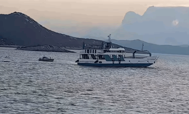 Παραμένει κολλημένο το φέρι μποτ που έπεσε σε ξέρα στα Στύρα – Τι καταγγέλλουν οι επιβάτες