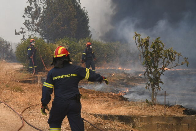 Μαίνονται οι πυρκαγιές σε Αχαΐα, Πρέβεζα, Χίο, Ζάκυνθο – 15 πυροσβέστες τραυματίστηκαν
