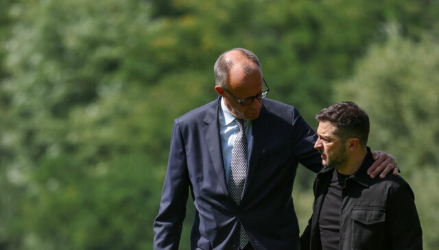 Στο Βερολίνο ο Ζελένσκι για την τηλεδιάσκεψη με Τραμπ και Ευρωπαίους – Ζητά πιέσεις στη Μόσχα