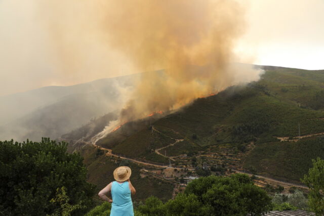 Καύσωνας και πυρκαγιές σαρώνουν τη νότια Ευρώπη