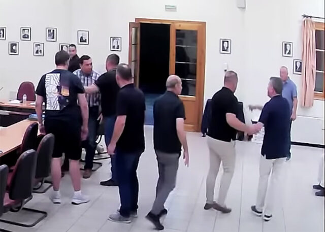 Φθιώτιδα: Παραλίγο συμπλοκή σε Δημοτικό Συμβούλιο μετά από καταγγελίες για κάτοικο (video)