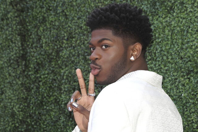 Νοσηλεύεται φρουρούμενος ο Lil Nas X – Κυκλοφορούσε στους δρόμους μόνο με το εσώρουχό του