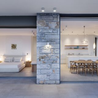 V House: Μια παραθεριστική κατοικία στα Κύθηρα, κρυμμένη σε μια κατάφυτη πλαγιά