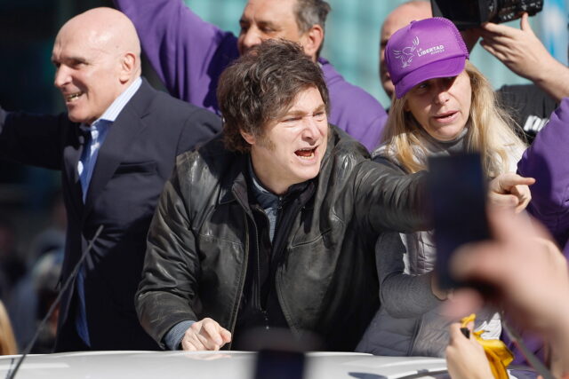 Αργεντινή: Διαδηλωτές πήραν με τις πέτρες τον πρόεδρο Χαβιέ Μιλέι