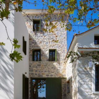 Ένα παλιό καρνάγιο έγινε μια σύγχρονη κατοικία στη Σκιάθο