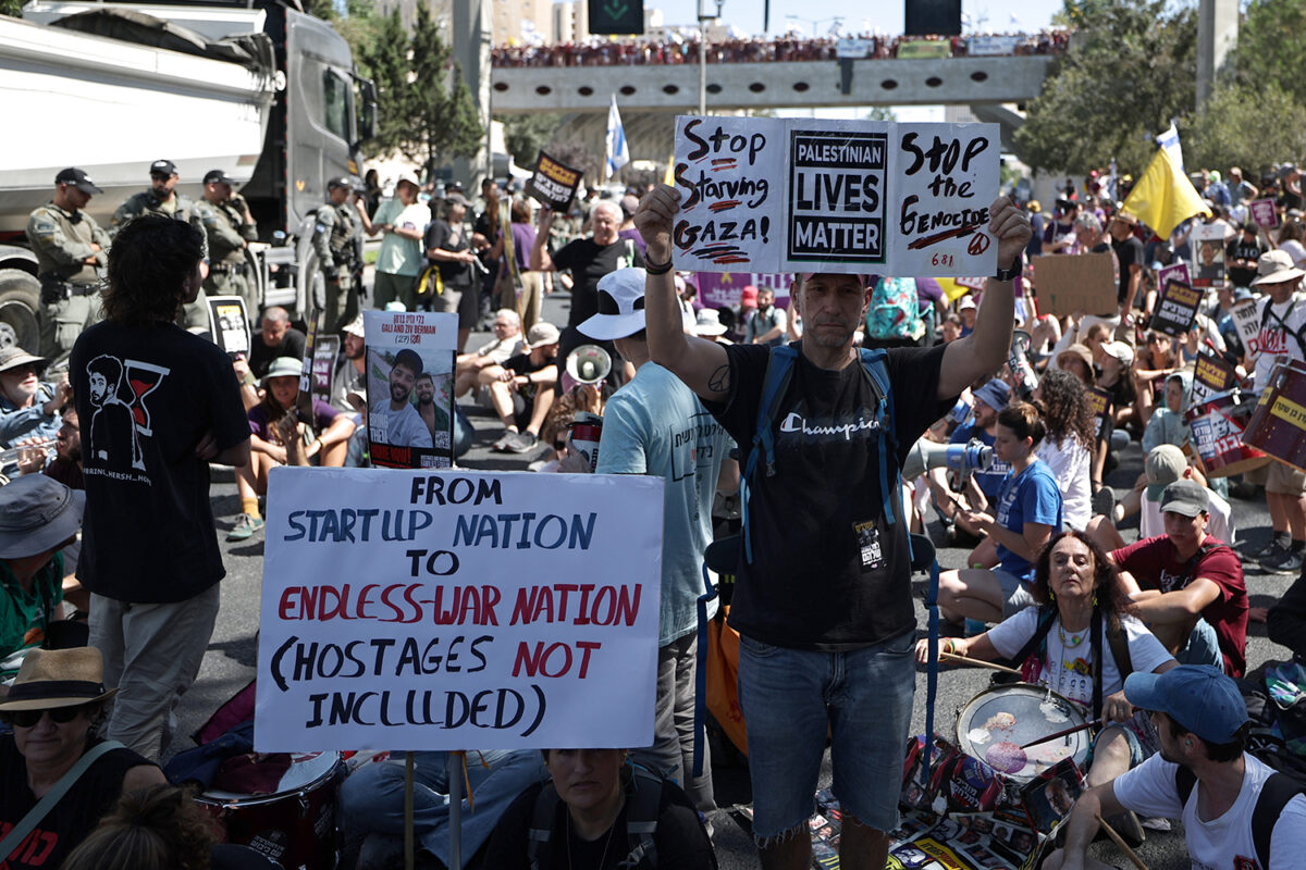 17 Αυγούστου 2025, Ισραηλινοί διαδηλωτές αποκλείουν κεντρικό αυτοκινητόδρομο στην Ιερουσαλήμ.