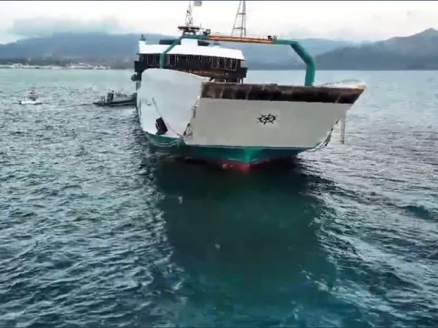 Νέα Στύρα: Ξεκινά το απόγευμα η προσπάθεια απομάκρυνσης του φέρι μποτ