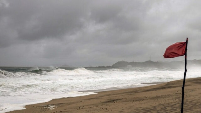 Ο τυφώνας Κατζίκι πλησιάζει απειλητικά το Βιετνάμ, πάνω από 325.000 κάτοικοι απομακρύνονται εσπευσμένα από τα σπίτια τους