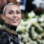 «Secrets»: To νέο τραγούδι της Μάιλι Σάιρους είναι αφιερωμένο στον πατέρα της