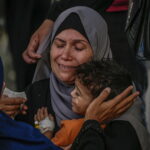 Γάζα: Φονικοί ισραηλινοί βομβαρδισμοί σε κτήρια και σκηνές εκτοπισμένων