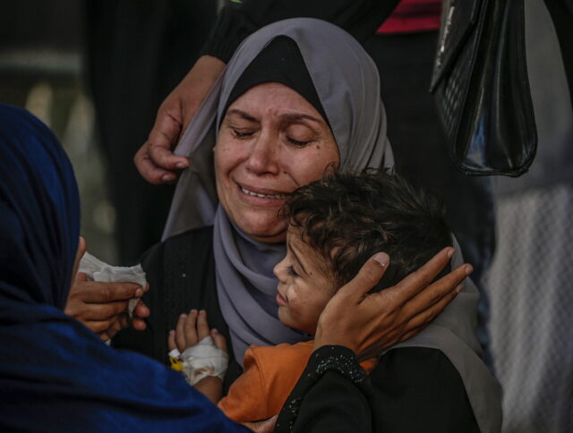 Γάζα: Φονικοί ισραηλινοί βομβαρδισμοί σε κτήρια και σκηνές εκτοπισμένων