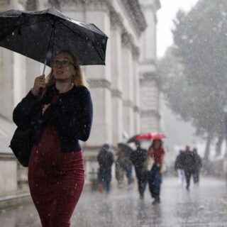 Βρέχει επιτέλους στο Λονδίνο