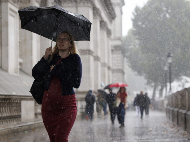 Βρέχει επιτέλους στο Λονδίνο