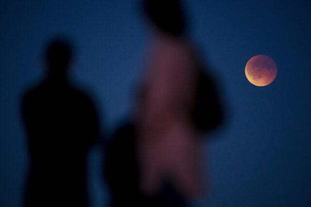 «Ματωμένο Φεγγάρι»: Εντυπωσιακές εικόνες από την ολική έκλειψη της Σελήνης