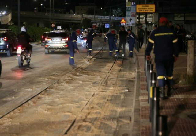 Σύγκρουση λεωφορείου με τραμ στον Πειραιά
