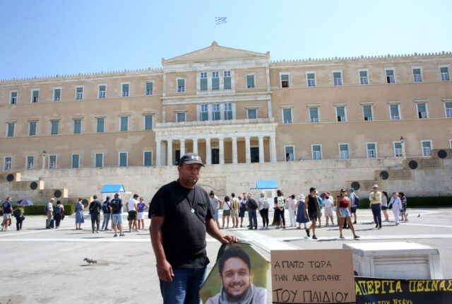 Τέμπη: Συνεχίζει την απεργία πείνας και δίψας ο πατέρας του Ντένις Ρούτσι