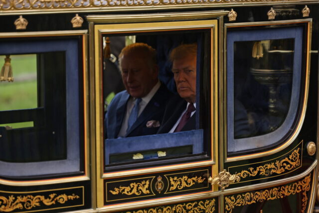 Βρετανία: Θερμή υποδοχή Τραμπ στη Βρετανία με άμαξες και άγημα τιμής