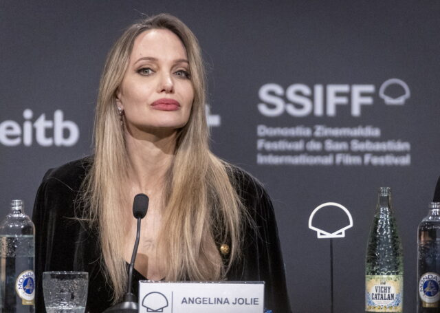 Η Αντζελίνα Τζολί δηλώνει ότι δεν αναγνωρίζει τη χώρα της