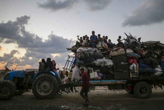 Οι ισραηλινές δυνάμεις προελαύνουν στην Πόλη της Γάζας, ενώ ο Νετανιάχου κατευθύνεται στις ΗΠΑ