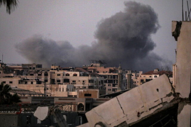 Το Ισραήλ βομβαρδίζει την Πόλη της Γάζας, ενώ η Χαμάς εξετάζει το σχέδιο Τραμπ