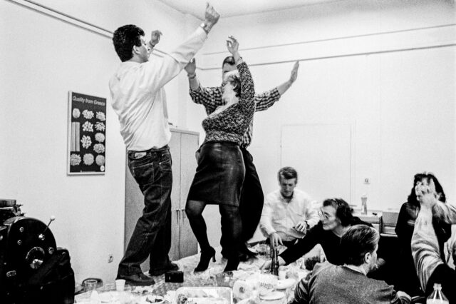 Μια κλεφτή φωτογραφική ματιά στα παρασκήνια του δημόσιου τομέα των 90s