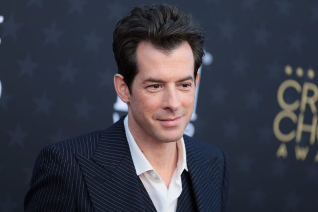 Τα απομνημονεύματά του κυκλοφόρησε ο Βρετανός-Αμερικανός μουσικός, DJ, τραγουδοποιός και παραγωγός Μαρκ Ρόνσον