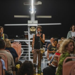 Μίσσιος & Καλογεράκια: Θέατρο και Μουσική πάνω σε ένα πλοίο για Αίγινα