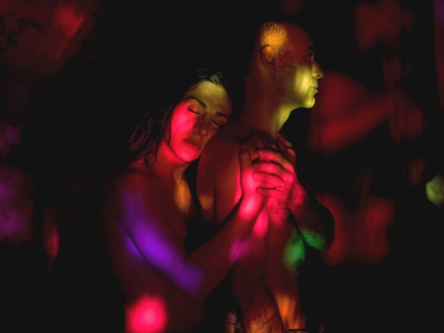 Μια κινηματογραφία που φωτίζει το περιθώριο σαν να ήταν ο πιο οικείος τόπος: Ο Πάνος Χ. Κούτρας σε ένα μεγάλο αφιέρωμα