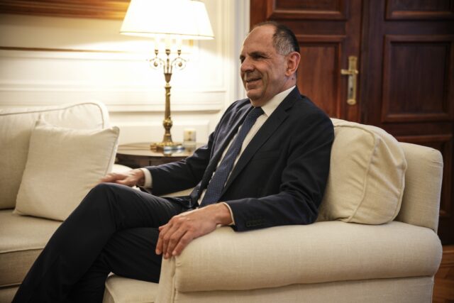 Ηλεκτρική διασύνδεση Ελλάδας-Κύπρου: Ο Γεραπετρίτης διαψεύδει δημοσίευμα για εμπλοκή συγγενούς του στο έργο