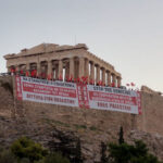 Γιγαντοπανό του ΚΚΕ στην Ακρόπολη: «Να σταματήσει η γενοκτονία»