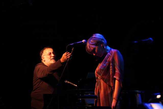 Ρίτα Αντωνοπούλου και Ρεβάνς τιμούν τον Θάνο Μικρούτσικο στο Κύτταρο