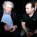 Ο Κώστας Μακεδόνας ερμηνεύει «Το τραγούδι του Νεκρού Αδερφού» στο Θέατρο Βράχων