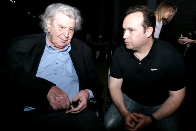 Ο Κώστας Μακεδόνας ερμηνεύει «Το τραγούδι του Νεκρού Αδερφού» στο Θέατρο Βράχων