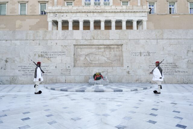 Άγνωστος Στρατιώτης: Το Υπουργείο Άμυνας αναθέτει την καθαριότητα σε ιδιώτη