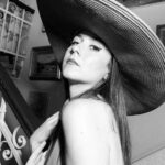 Η Χριστίνα Σαμαρά παρουσιάζει το νέο της βίντεο κλιπ για το “Hotel Gatto Perso”