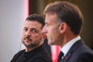 Στη Γαλλία ο Ζελένσκι για συνάντηση με τον Μακρόν