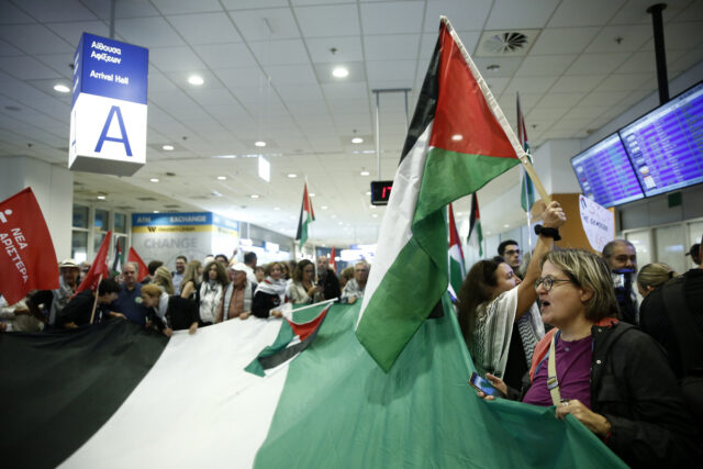 Έφτασαν στο «Ελ. Βενιζέλος» οι 27 Έλληνες ακτιβιστές του Global Sumud Flotilla