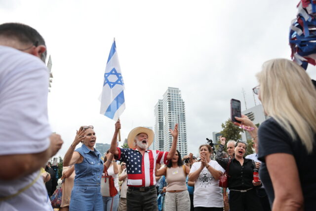 Πανηγυρισμοί στο Ισραήλ και τη Γάζα μετά την ανακοίνωση της συμφωνίας εκεχειρίας