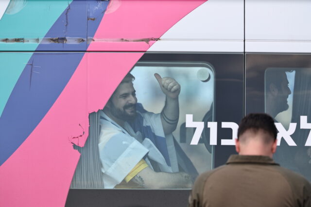 Οι 20 όμηροι που απελευθέρωσε η Χαμάς παραδόθηκαν στον ισραηλινό στρατό